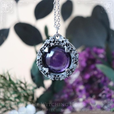 Pendentif en améthyste avec triquetra et feuilles bijou inspiré de la nature