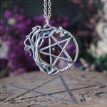 Pendentif pentacle entouré d'un arbre de vie et décoré d'un grenat rouge, bijou païen witchy ésotérique