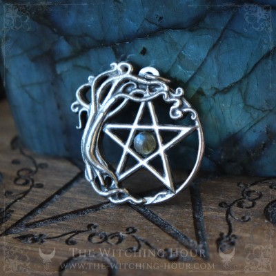 Pendentif pentacle entouré d'un arbre de vie et décoré d'une labradorite, bijou païen witchy ésotérique