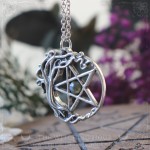 Pendentif pentacle entouré d'un arbre de vie et décoré d'une labradorite, bijou païen witchy ésotérique
