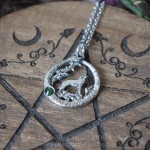 Pendentif loup entouré d'un ouroboros et d'une pierre, bijou païen