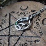 Pendentif loup entouré d'un ouroboros et d'une pierre, bijou païen