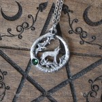 Pendentif loup entouré d'un ouroboros et d'une pierre, bijou païen