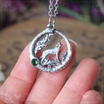 Pendentif loup entouré d'un ouroboros et d'une pierre, bijou païen
