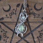 Pendentif symbole de l'infini elfique orné de feuilles de chêne et d'une préhnite