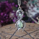 Pendentif symbole de l'infini elfique orné de feuilles de chêne et d'une préhnite