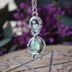 Pendentif symbole de l'infini elfique orné de feuilles de chêne et d'une préhnite