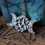 Pendentif triple lune et triquetra elfique entouré de feuilles, avec pierre de lune arc-en-ciel, bijou celtique