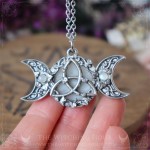 Pendentif triple lune et triquetra elfique entouré de feuilles, avec pierre de lune arc-en-ciel, bijou celtique