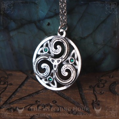 Pendentif triskel rond orné de triquetra et de petits cristaux, bijou celtique irlandais