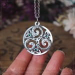 Pendentif triskel rond orné de triquetra et de petits cristaux, bijou celtique irlandais