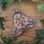 Pointeur ouija en bois ornée du sigil de Lucifer entouré de motifs gothiques, de feuilles et de fleurs, goutte ouija