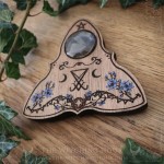 Pointeur ouija en bois ornée du sigil de Lucifer entouré de motifs gothiques, de feuilles et de fleurs, goutte ouija