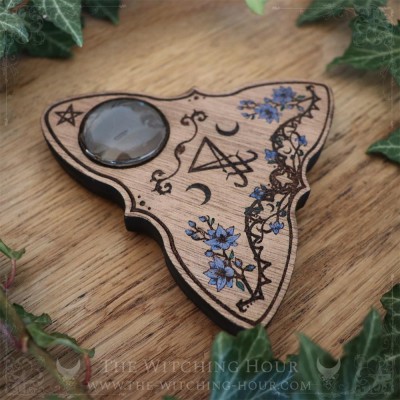 Pointeur ouija en bois ornée du sigil de Lucifer entouré de motifs gothiques, de feuilles et de fleurs, goutte ouija