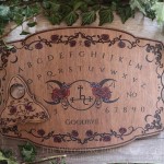 Ouija avec sigil de Lilith en bois et artisanale, planche à esprit pour le spiritisme