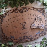 Planche ouija avec sigil de Lucifer et fleurs, en bois, fabriquée artisanalement
