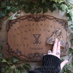 Planche ouija avec sigil de Lucifer et fleurs, en bois, fabriquée artisanalement