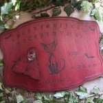 Planche ouija en bois rouge avec chat gothique et chauve souris, planche à esprit artisanale