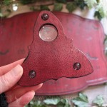 Planche ouija en bois rouge avec chat gothique et chauve souris, planche à esprit artisanale