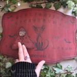 Planche ouija en bois rouge avec chat gothique et chauve souris, planche à esprit artisanale