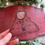 Planche ouija en bois rouge avec chat gothique et chauve souris, planche à esprit artisanale