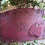 Planche ouija ornée de chat, d'un pentacle et de motifs victoriens, en bois couleur prune