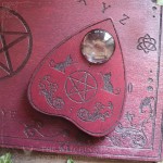 Planche ouija ornée de chat, d'un pentacle et de motifs victoriens, en bois couleur prune