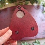 Planche ouija ornée de chat, d'un pentacle et de motifs victoriens, en bois couleur prune