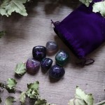 Runes artisanales en fluorite naturelle verte et violette