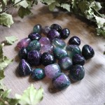 Runes artisanales en fluorite naturelle verte et violette