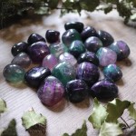 Runes artisanales en fluorite naturelle verte et violette