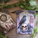 Pochette en velours avec corbeau et crâne pour cartes de tarot, oracle ou runes