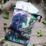 Pochette en velours avec corbeau et croissant de lune pour cartes de tarot et oracle, ou jeu de runes divinatoires