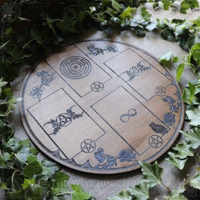 Plateau de divination avec la roue d'Hécate, triple lune et triquetra, en bois gravé et peint à la main