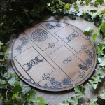 Plateau de divination avec la roue d'Hécate, triple lune et triquetra, en bois gravé et peint à la main