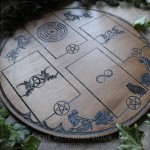 Plateau de divination avec la roue d'Hécate, triple lune et triquetra, en bois gravé et peint à la main