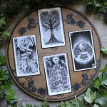 Plateau de divination avec la roue d'Hécate, triple lune et triquetra, en bois gravé et peint à la main