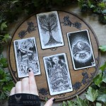 Plateau de divination avec la roue d'Hécate, triple lune et triquetra, en bois gravé et peint à la main