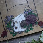 Plateau de divination avec crâne de chat et fleurs pour tarot et oracle, en bois gravé et peint
