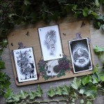 Plateau de divination avec crâne de chat et fleurs pour tarot et oracle, en bois gravé et peint