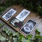 Plateau de divination avec crâne de chat et fleurs pour tarot et oracle, en bois gravé et peint