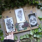 Plateau de divination avec crâne de chat et fleurs pour tarot et oracle, en bois gravé et peint