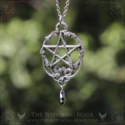 Pendentif pentacle elfique entouré de feuilles de lierre, bijou païen et ésotérique