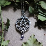 Pendentif pentacle elfique entouré de feuilles de lierre, bijou païen et ésotérique