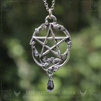 Pendentif pentacle elfique entouré de feuilles de lierre, bijou païen et ésotérique