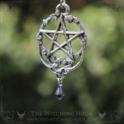 Pendentif pentacle elfique entouré de feuilles de lierre, bijou païen et ésotérique