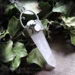 Pendentif avec large pointe de quartz et pierre de lune naturelle