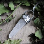 Pendentif avec large pointe de quartz et pierre de lune naturelle
