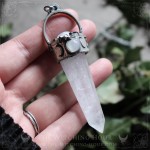 Pendentif avec large pointe de quartz et pierre de lune naturelle