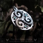 Pendentif triskel avec triquetra et cristaux verts, bijou celtique et païen artisanal